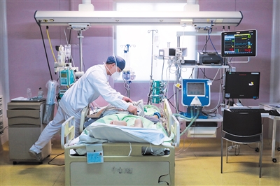 新冠重症救治走出“艰难时刻”