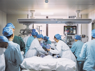 新冠重症救治走出“艰难时刻”