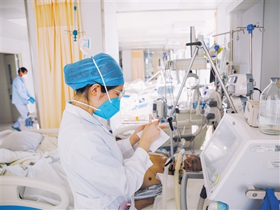 新冠重症救治走出“艰难时刻”
